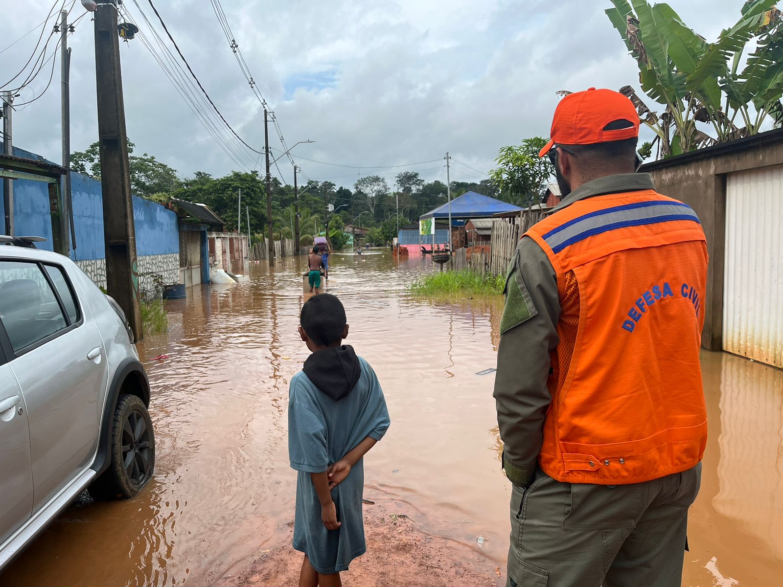 Famílias do Bairro da Paz e Sapolândia são removidas após transbordamento de igarapés